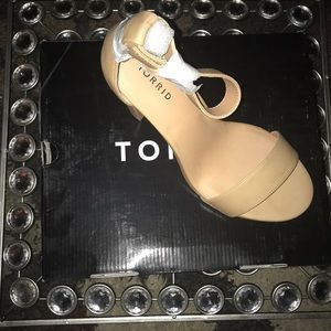 BRAND NEW nude 2 strapped block heel
